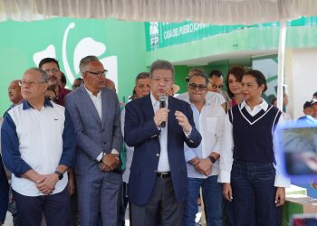 28 años de tradición: Leonel entrega cajas navideñas a personas de escasos recursos