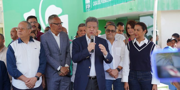 28 años de tradición: Leonel entrega cajas navideñas a personas de escasos recursos