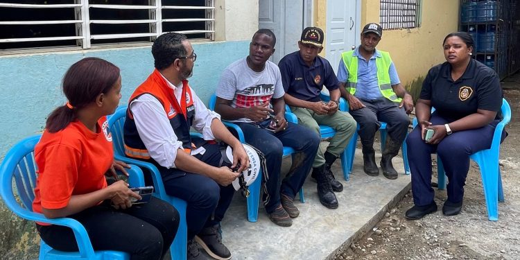 Director de la Defensa Civil supervisa búsqueda de persona desaparecida en Los Botados, Monte Plata