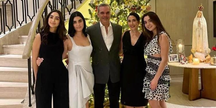 Presidente Luis Abinader viajará a Estados Unidos junto a su familia