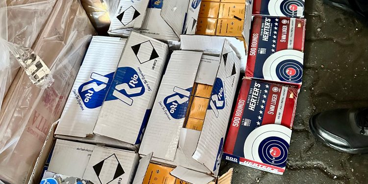 Aduanas detecta millones de cigarrillos y municiones en contrabando