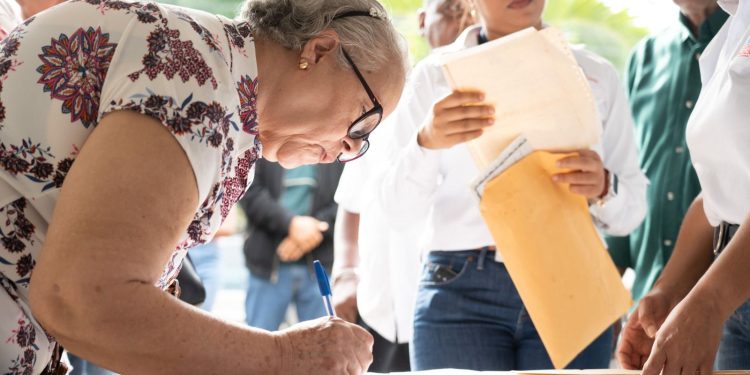 MIVED finaliza remozamiento en Invivienda y entrega 70 títulos de propiedad
