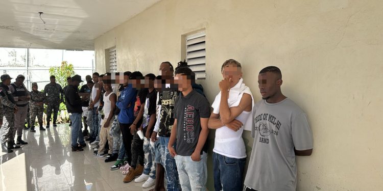 Policía detiene varias personas por intentar alterar orden público en Bayaguana