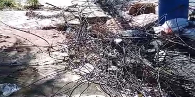 EDEEste aclara cables y poste en zona de Gascue no pertenecen a la red eléctrica
