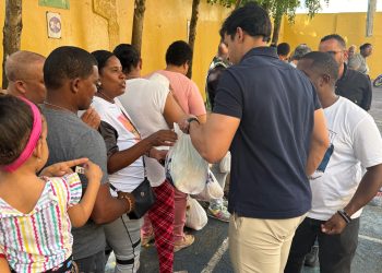 Raymond Rodríguez entrega 6 mil kits alimenticios a familias del DN para cenas de fin de año