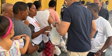 Raymond Rodríguez entrega 6 mil kits alimenticios a familias del DN para cenas de fin de año