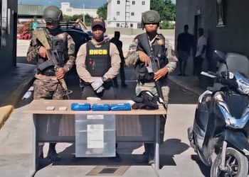 Detienen a dos jóvenes con tres paquetes de marihuana en una motocicleta