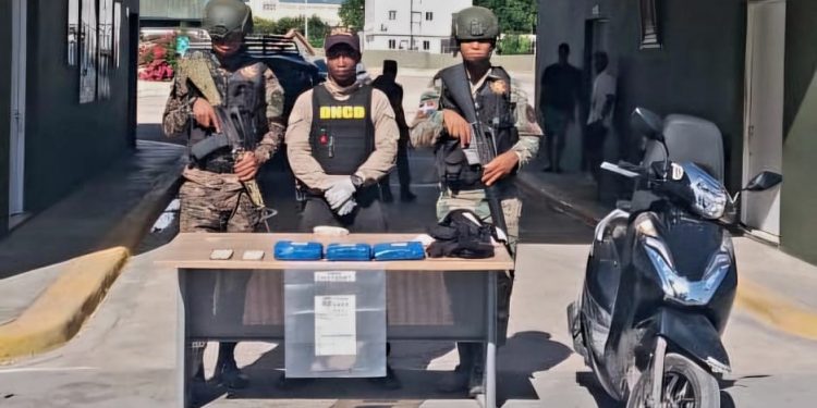 Detienen a dos jóvenes con tres paquetes de marihuana en una motocicleta