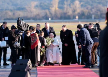El papa Francisco llegó a la isla francesa de Córcega para una visita histórica