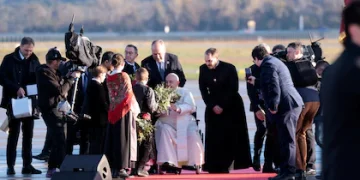 El papa Francisco llegó a la isla francesa de Córcega para una visita histórica