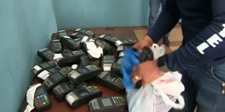 Apresan hombre con 62 verifones de venta ilegal de loterías en Azua