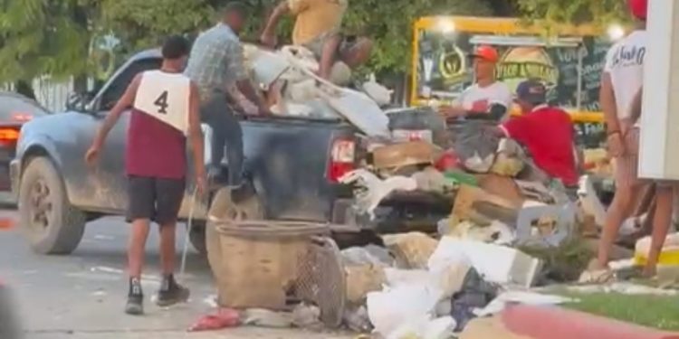 Captan a ciudadanos arrojando basura desde camioneta en Boulevard de Sabana Perdida, SDN
