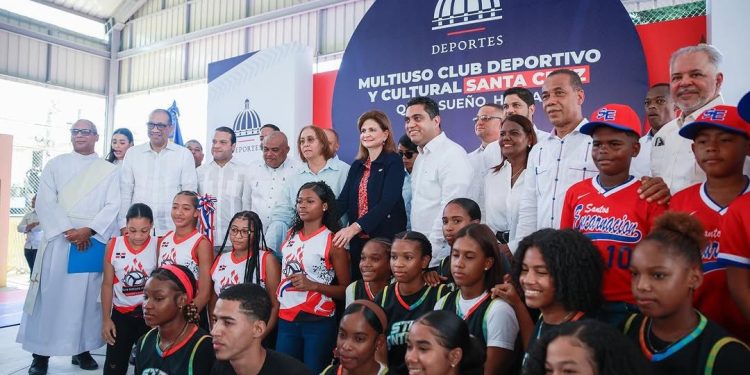 Vicepresidenta Peña y Ministro Cruz entregan techado en Quita Sueño