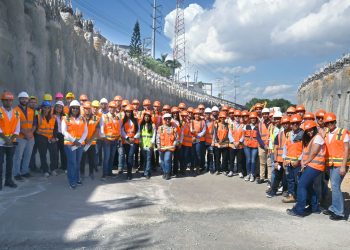 Estudiantes visitan trabajos de solución vial entorno rotonda Plaza de la Bandera