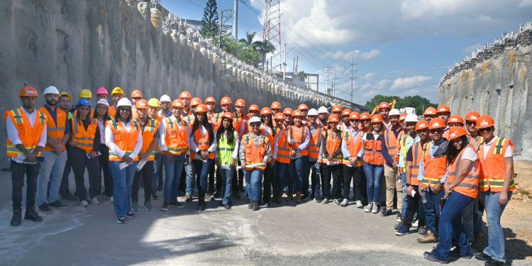 Estudiantes visitan trabajos de solución vial entorno rotonda Plaza de la Bandera