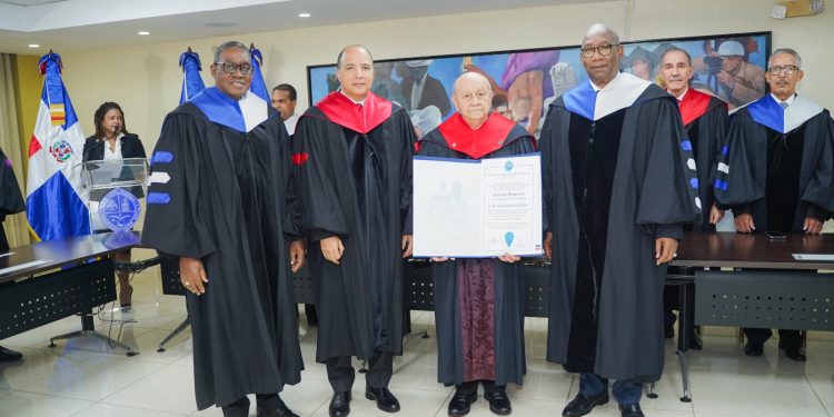 UASD inviste Profesor Honorario al Dr. Franklyn Holguín Haché, rector de Unapec