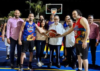 Desarrollo de la Comunidad entrega remozados parque y cancha en SDE