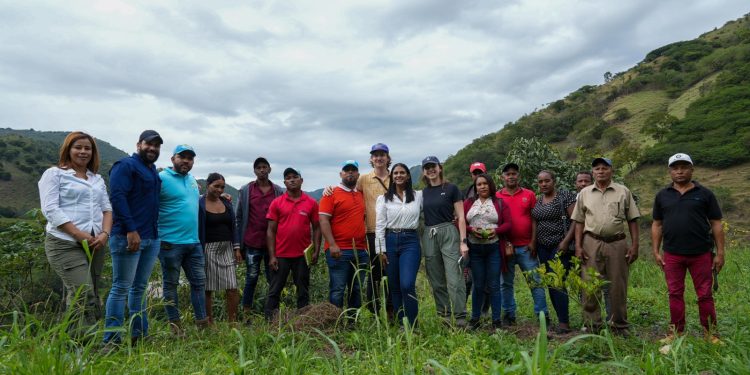Energía y Minas capacita agricultores de Azua en conservación del agua y sostenibilidad de sus cultivos
