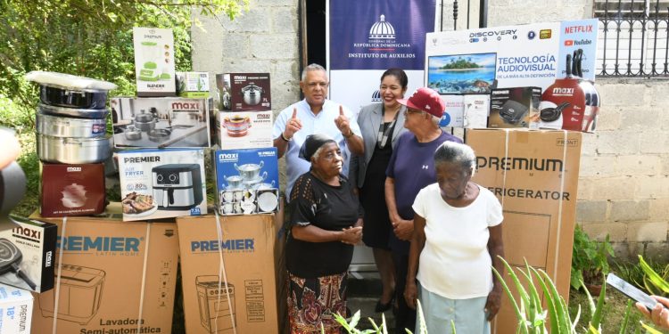 Administrador del Instituto de Auxilios Félix Grullón entrega enseres del hogar a adulta mayor en el sector Las Caobas