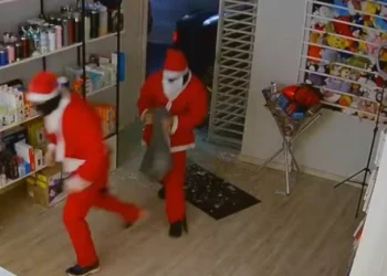 Hombres disfrazados de Santa Claus roban tienda de electrónicos en Brasil