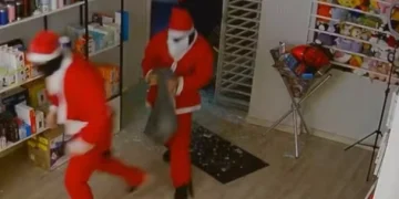 Hombres disfrazados de Santa Claus roban tienda de electrónicos en Brasil