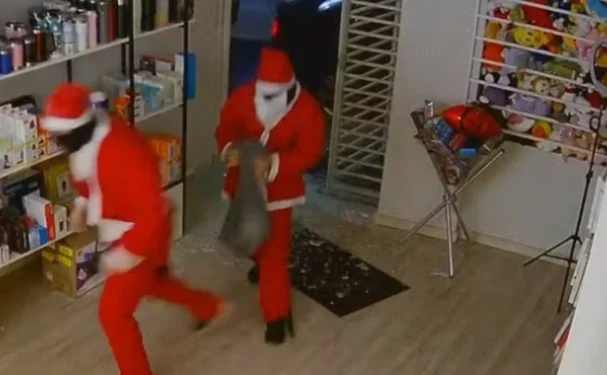 Hombres disfrazados de Santa Claus roban tienda de electrónicos en Brasil
