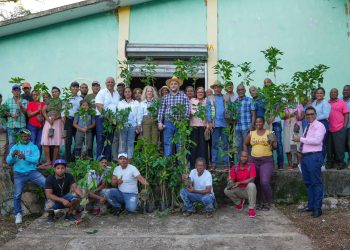 FEDA entrega  plantas de café a dos cooperativas de Santa Elena, en Barahona