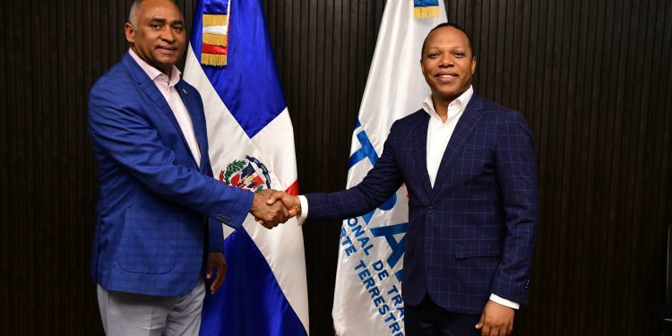 Senador Julito Fulcar impulsa la instalación de oficina del INTRANT en Peravia