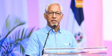 Ministro Educación valora rol de los directores de centros educativos en su día