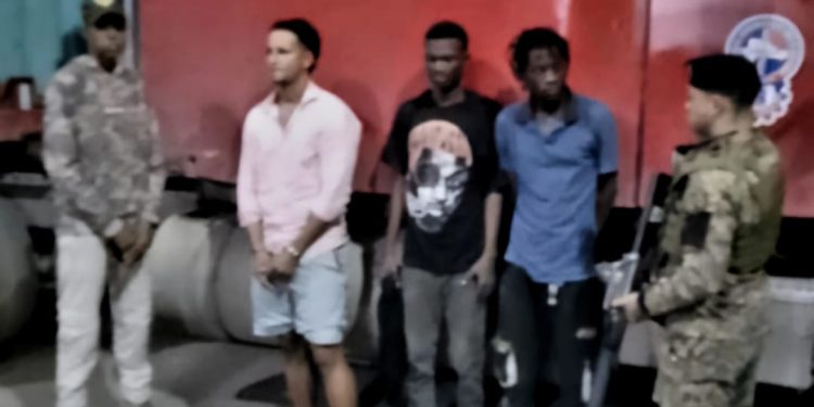 Ejército detiene camionero escondía indocumentados haitianos en camarote de patana