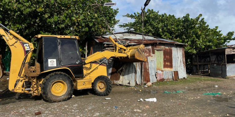 SENPA, Medio Ambiente y Armada desmantelan 13 casas y 10 enramadas en Playa los Yayales y Río Gran Estéreo en María Trinidad Sánchez