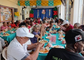 Fundación JUDEGU realiza cena navideña a decenas de adultos mayores