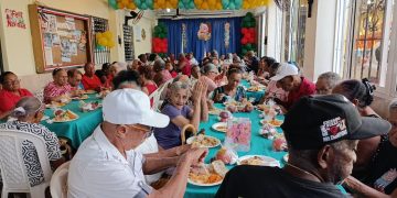 Fundación JUDEGU realiza cena navideña a decenas de adultos mayores