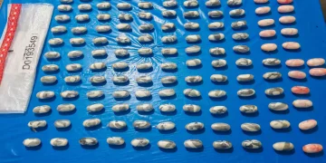 Atrapan nigeriano con 134 bolsitas de cocaína en el estómago