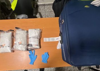 Autoridades detienen dominico-español con tres paquetes de cocaína en el AILA