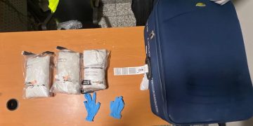 Autoridades detienen dominico-español con tres paquetes de cocaína en el AILA
