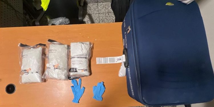 Autoridades detienen dominico-español con tres paquetes de cocaína en el AILA