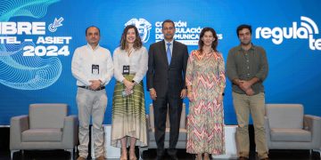 Presidente del INDOTEL aborda retos de inclusión digital durante Cumbre Regulatel en Colombia