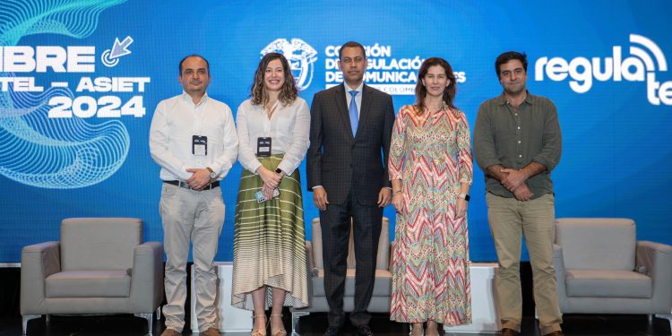 Presidente del INDOTEL aborda retos de inclusión digital durante Cumbre Regulatel en Colombia