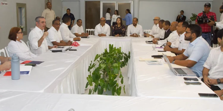 Presidente Abinader pasa revista a proyectos y obras en Barahona