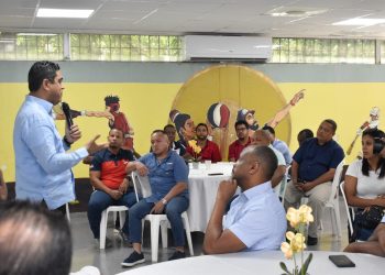 Kelvin Cruz entrega bonificación navideña entrenadores alto rendimiento