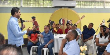 Kelvin Cruz entrega bonificación navideña entrenadores alto rendimiento