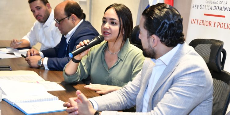 Ministra de Interior y Policía se reúne con dueños de colmados