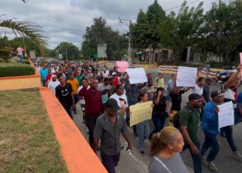 Representantes junta de vecinos y asociaciones de la sección Borbón realizan caminata pacífica hacia la gobernación