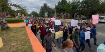 Representantes junta de vecinos y asociaciones de la sección Borbón realizan caminata pacífica hacia la gobernación