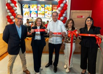 Pollos Victorina celebra la dominicanidad con su apertura en la icónica calle El Conde de la Zona Colonial
