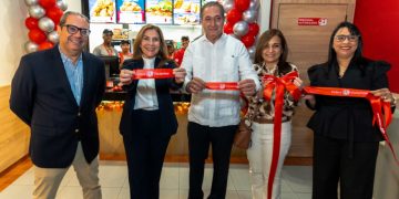 Pollos Victorina celebra la dominicanidad con su apertura en la icónica calle El Conde de la Zona Colonial