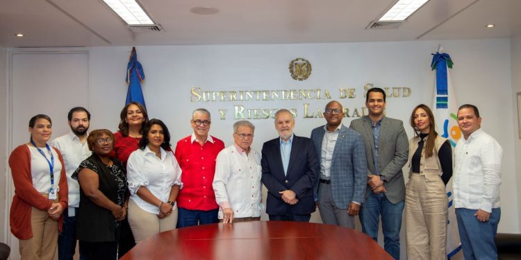 SISALRIL y CMD se reúnen para fortalecer servicios  de atención en salud en favor de la población