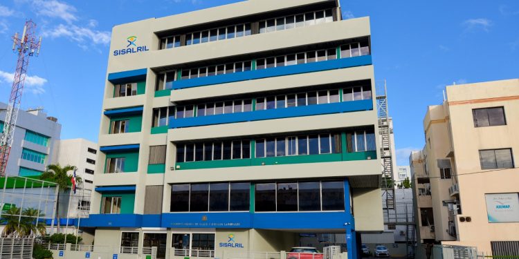 Pensionados y jubilados del Estado tendrán mayor cobertura y beneficios en servicios de salud, mediante resolución SISALRIL