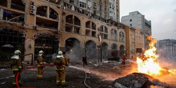 Al menos un muerto y tres heridos por un devastador ataque ruso con misiles hipersónicos contra la capital de Ucrania